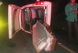 Caixão cai na rodovia após carro de funerária capotar na zona rural de Arapiraca