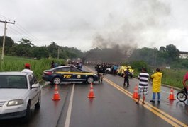 Acampados em usina, trabalhadores rurais fecham BR-104 em protesto