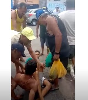Vídeo mostra dois homens em vias de fato na feira livre da Rua São Paulo, em Arapiraca