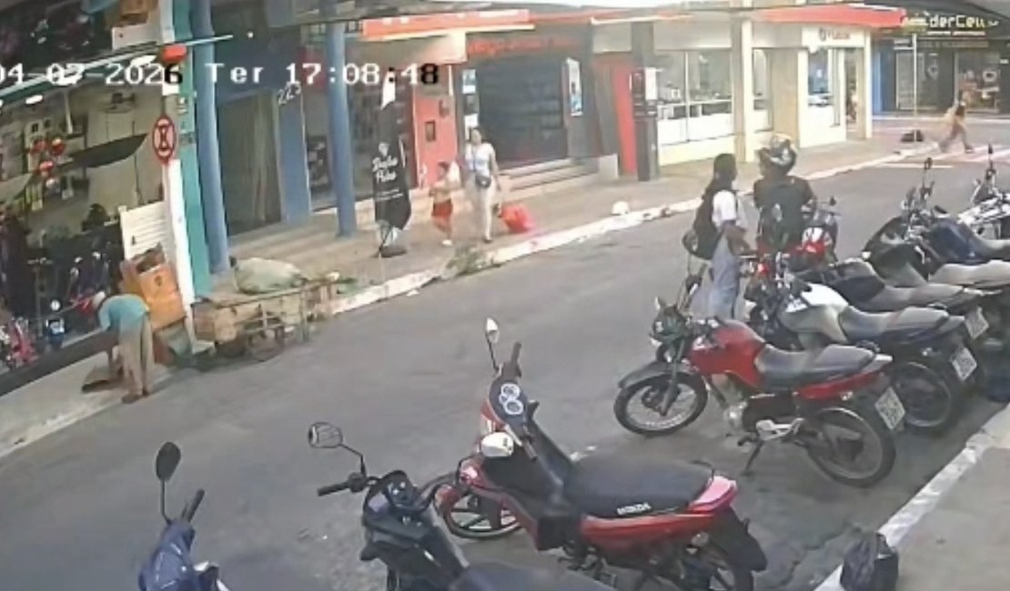 Casal é flagrado furtando capacete no Centro de Arapiraca