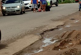 Mototaxista atinge cachorro na pista e passageira fica ferida em Arapiraca
