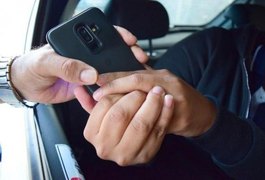 Homem compra celular roubado e dá o aparelho de presente para a esposa em Palmeira dos Índios