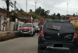 Cadáver em avançado estado de decomposição é encontrado enrolado em um tapete