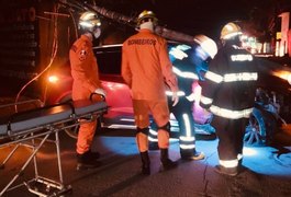 Colisão de carro em poste deixa bairro sem energia e trânsito interditado em Maceió