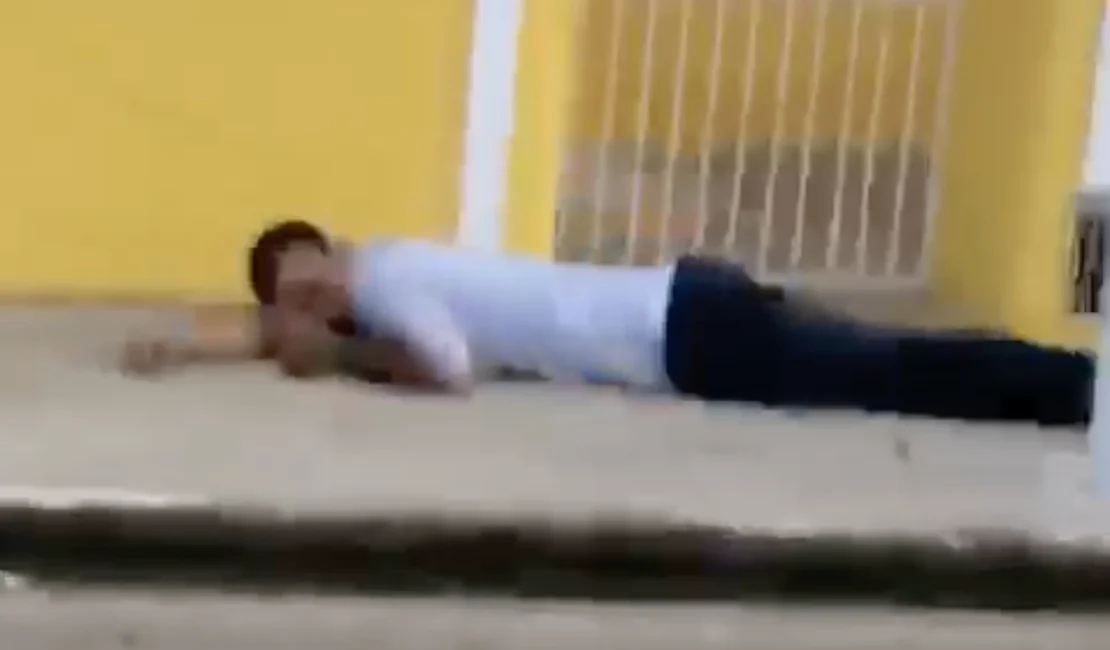 Vídeo: Motorista bate o carro e decide tirar uma soneca na calçada em Arapiraca