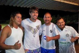 Kaká joga bola com torcedor do ASA em Fernando de Noronha