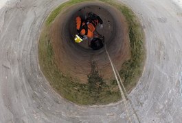Mulher é resgatada após cair em fossa com 6 metros de profundidade, em Arapiraca
