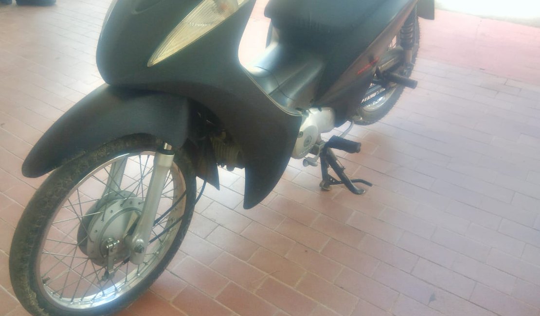 Moto roubada ontem é encontrada hoje no Vale da Perubaca, em Arapiraca