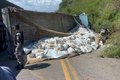 Motorista morre após caminhão carregado de sal tombar na Serra das Pias, em Palmeira dos Índios