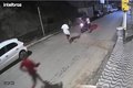 Vídeo mostra entregador sendo agredido e roubado por três homens em Maceió; veículo foi recuperado