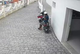 Homem entra na Concatedral de Arapiraca e furta motocicleta de forma sorrateira; ASSISTA