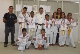 Alunos arapiraquenses se destacam em torneio de karatê