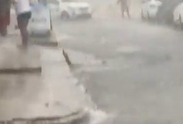 Vídeo. Veículo é submerso pela águas da chuva no Alto do Cruzeiro em Arapiraca