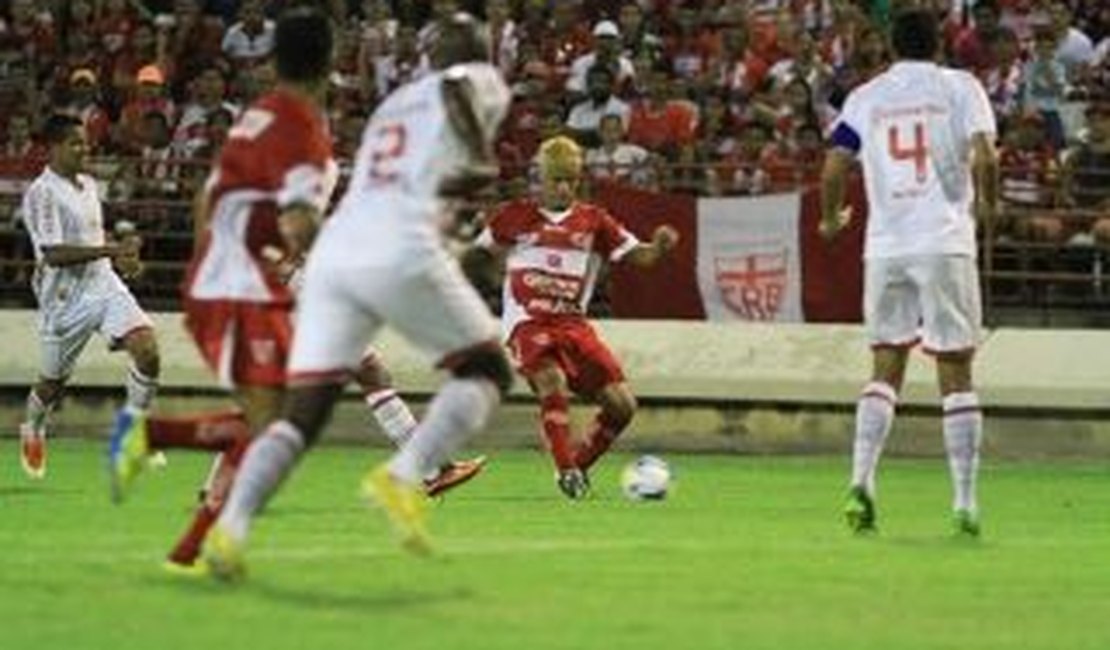 CRB é goleado e vê Macaé abrir grande vantagem para jogo da volta