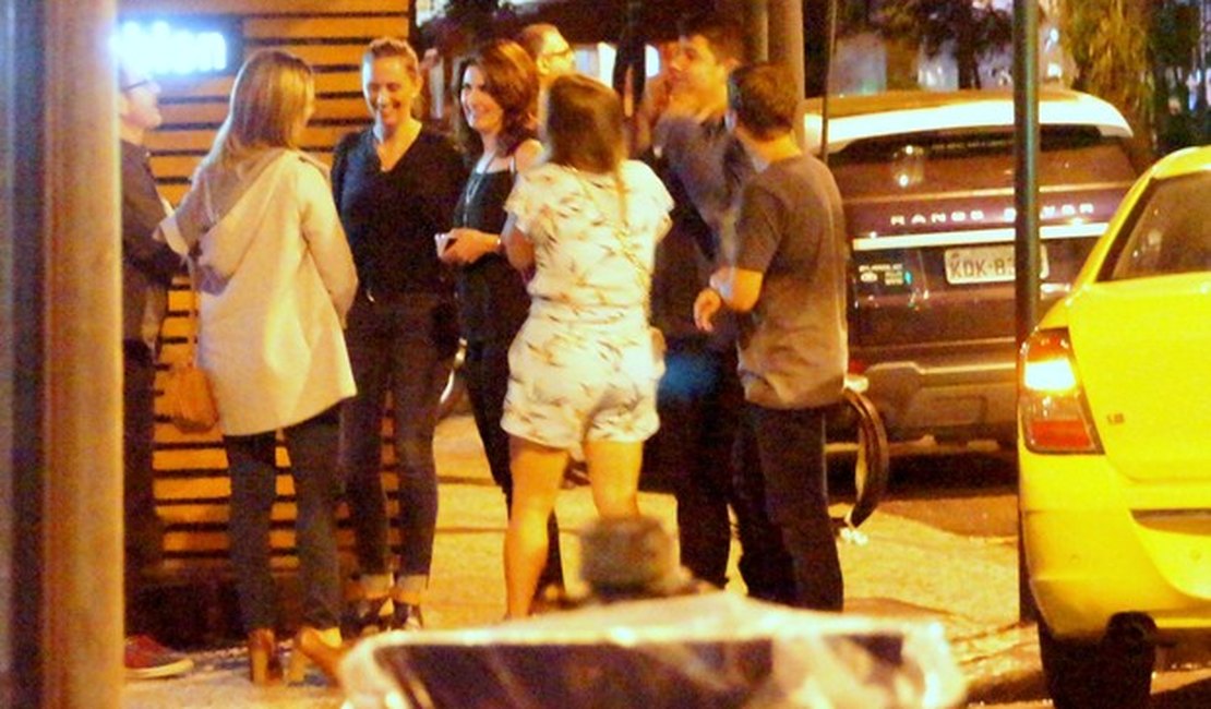 Fátima Bernardes curte jantar em restaurante japonês com amigos