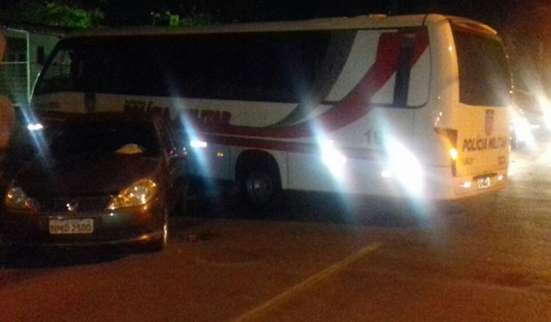 Ônibus da PM-AL colide contra carros e derruba muro de hospital em Maceió