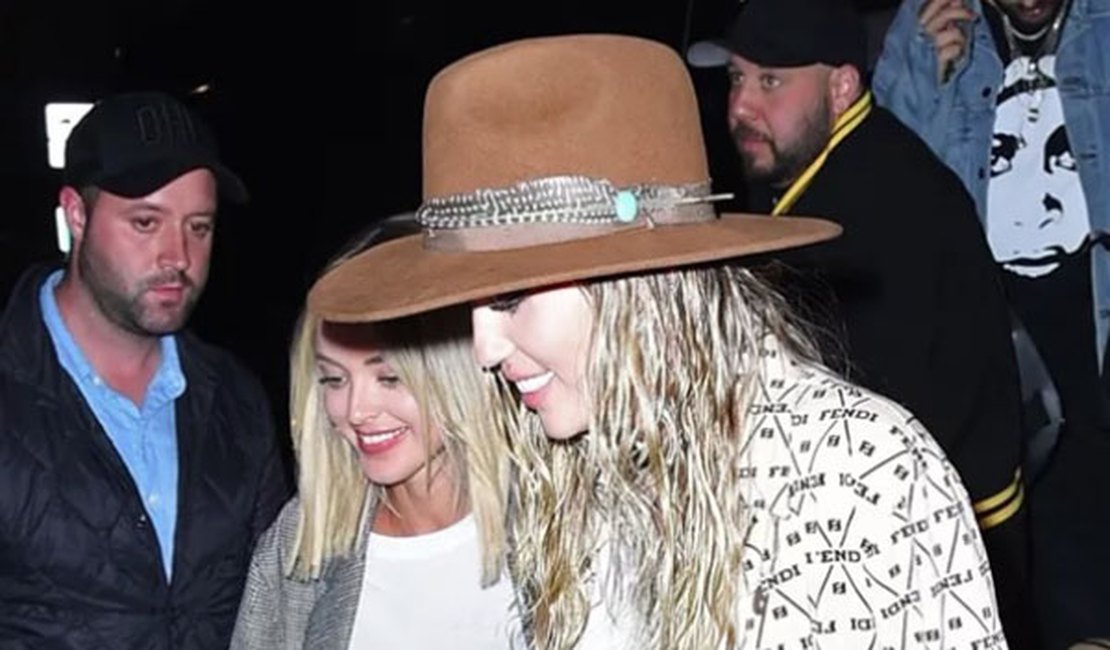 Miley Cyrus faz primeira aparição pública como namorada de Kaitlynn Carter