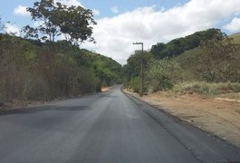 Criminosos armados assaltam taxista e passageiros na AL-430