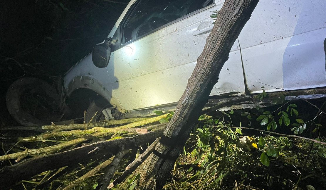 Batida contra árvores após saída de pista deixa homem morto e dois feridos em Branquinha