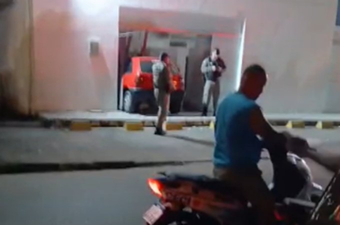 Carro desgovernado invade agência do Bradesco em Atalaia