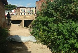 Jovem é morto próximo a córrego no bairro Manoel Teles, em Arapiraca