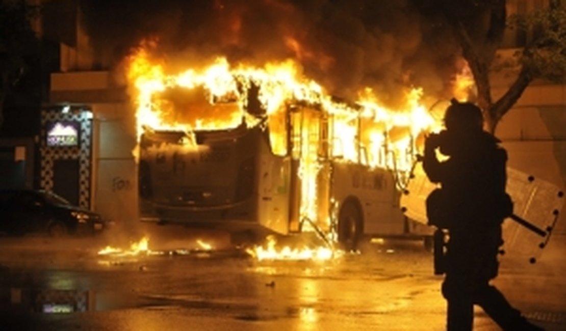 Manifestantes incendeiam ônibus e jogam coquetel-molotov no consulado americano