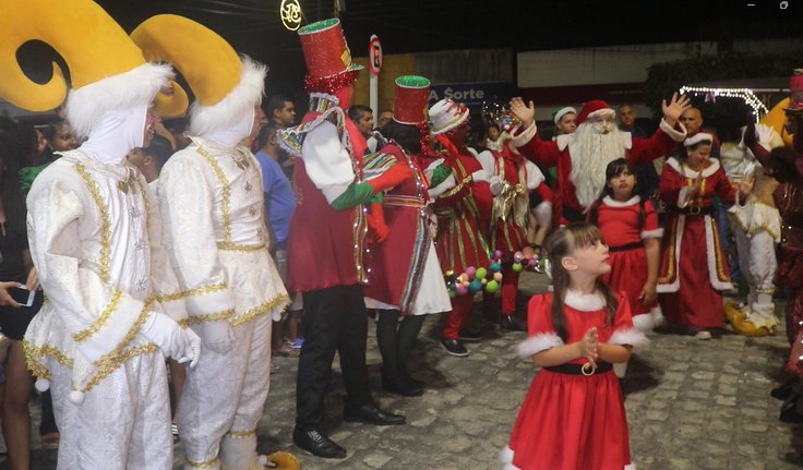 Junqueiro celebra a magia do Natal com desfile encantador e chegada do Papai Noel; assista
