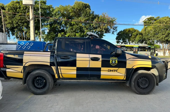 Moto é removida após ser estacionada em área de circulação de pedestres na orla de Maceió