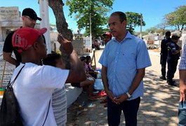 Menores são flagrados trabalhando nos cemitérios de Maceió neste feriado