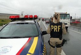 Motoqueiros são flagrados fazendo acrobacias na BR 104 em Rio Largo