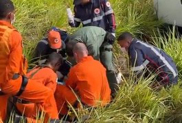 Kombi capota na BR-101, em Messias, e motorista ferido é resgatado em helicóptero