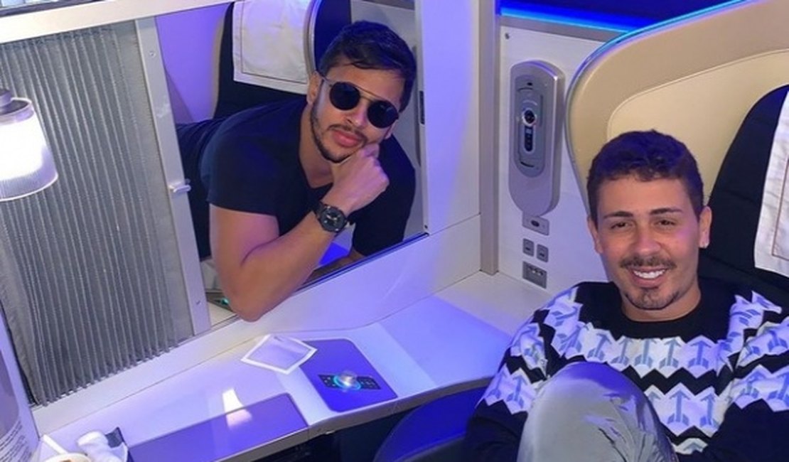Carlinhos Maia e Lucas Guimarães viajam para lua de mel em voo chique