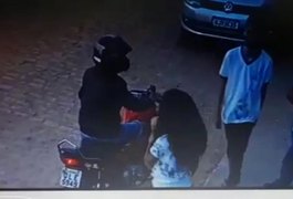 Criminoso assalta estudantes na frente de escola em Arapiraca; Assista