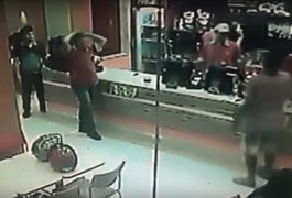VÍDEO: Funcionários e clientes são feitos reféns em lanchonete do Centro de Arapiraca