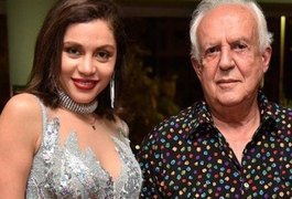 Ex-BBB Maria Melilo e deputado federal vão juntinhos à prévia carnavalesca no Recife