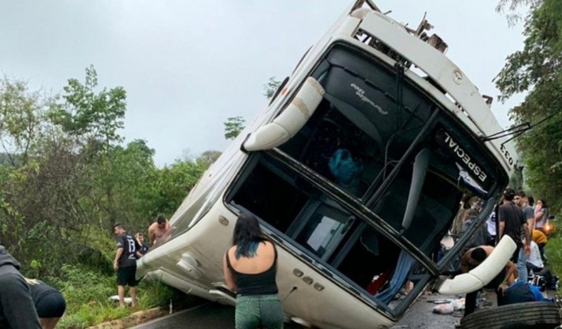 Ônibus com 51 estudantes tomba na BR-259, em Serro