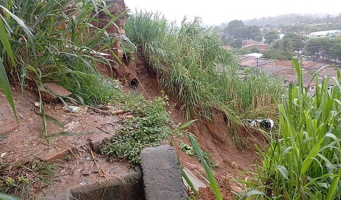 Cinco casas são desocupadas após deslizamento de barreira na Chã do Bebedouro