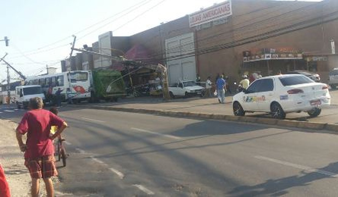 Passageiros ficam presos em ônibus após queda de fios de alta tensão