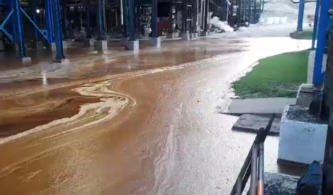 VÍDEO: Tanque com melaço de cana rompe na Usina Caeté, em São Miguel dos Campos