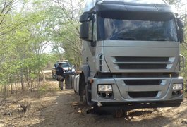 PRF recupera caminhão e moto roubados há poucos dias em Alagoas