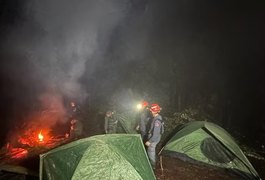 Equipes de resgate retiram por terra os corpos das 4 vítimas de acidente de helicóptero em Paraibuna
