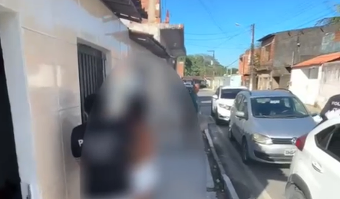 Polícia Civil prende cuidadora suspeita de dopar idosos e aplicar golpes estimados em R$ 300 mil, em Alagoas