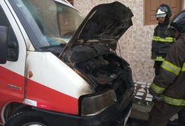 Van pega fogo no Mirante da Sereia, em Maceió