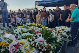 Vídeo. Sob forte comoção, familiares e amigos se despedem de filha do vereador Fabiano Leão, que faleceu com suspeita de dengue