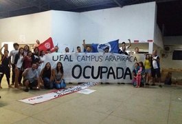 Estudantes da Ufal Arapiraca ocupam campus na noite deste domingo (23)