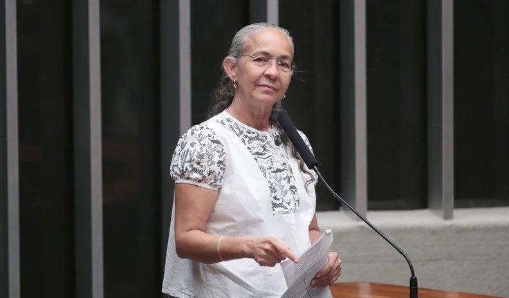 Ex-PT, Heloísa Helena toma posse na Câmara e dispara contra governo Lula: “Sem servilismo e sem conciliação”