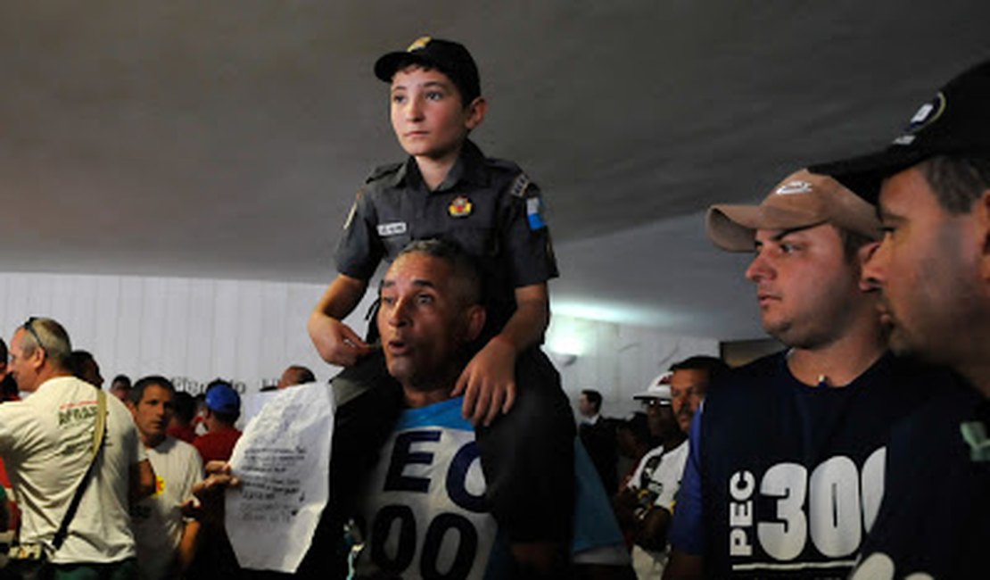 Policiais invadem a Câmara para forçar aprovação da PEC 300