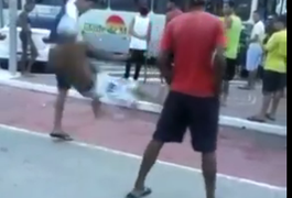 Vídeo: Jovem é agredido em suposta briga de torcidas na orla de Maceió