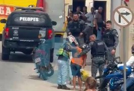 Passageira de mototaxista fica ferida após veículo passar por britas espalhadas pela rua e derrapar em Arapiraca