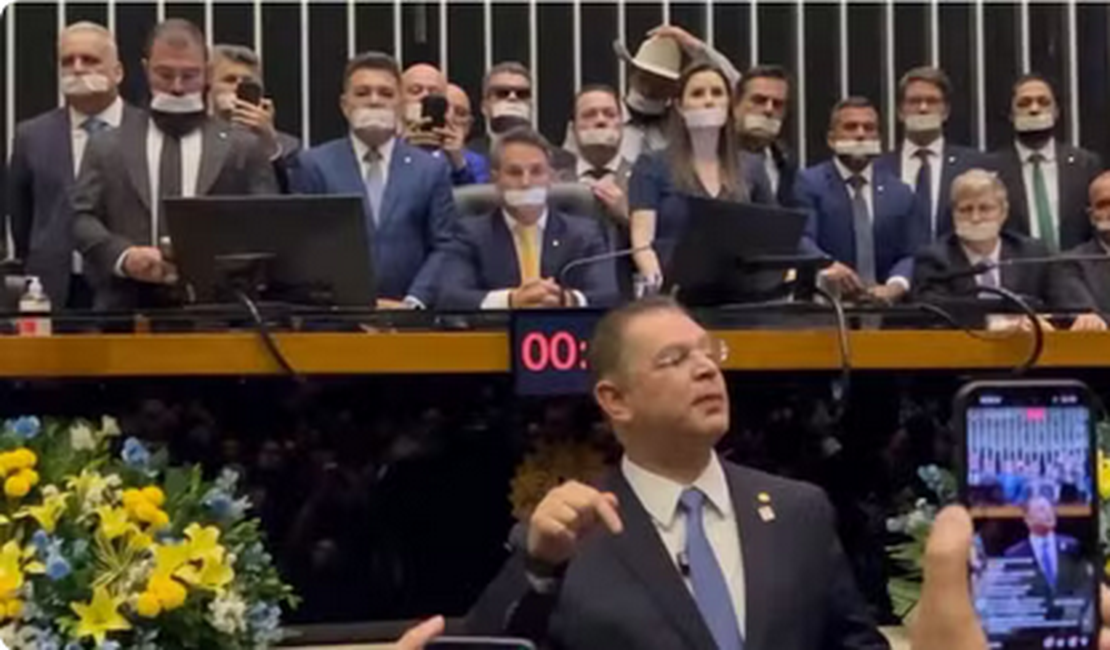 Alcolumbre marca sessão remota, e Motta ameaça suspender deputado que impedir o plenário